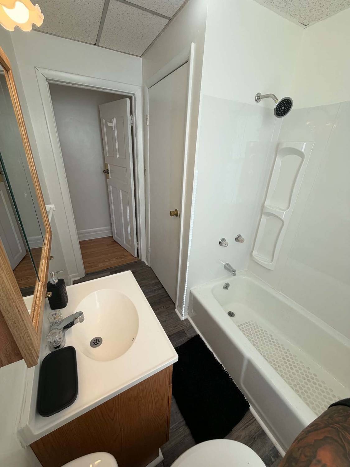 202-204 N. 3rd St., 202 Apt 1 — Bathroom